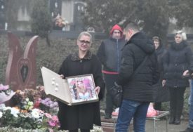 Godišnjica smrti mlade jutjuberke: Majka lije suze i drži Kikinu sliku (FOTO)