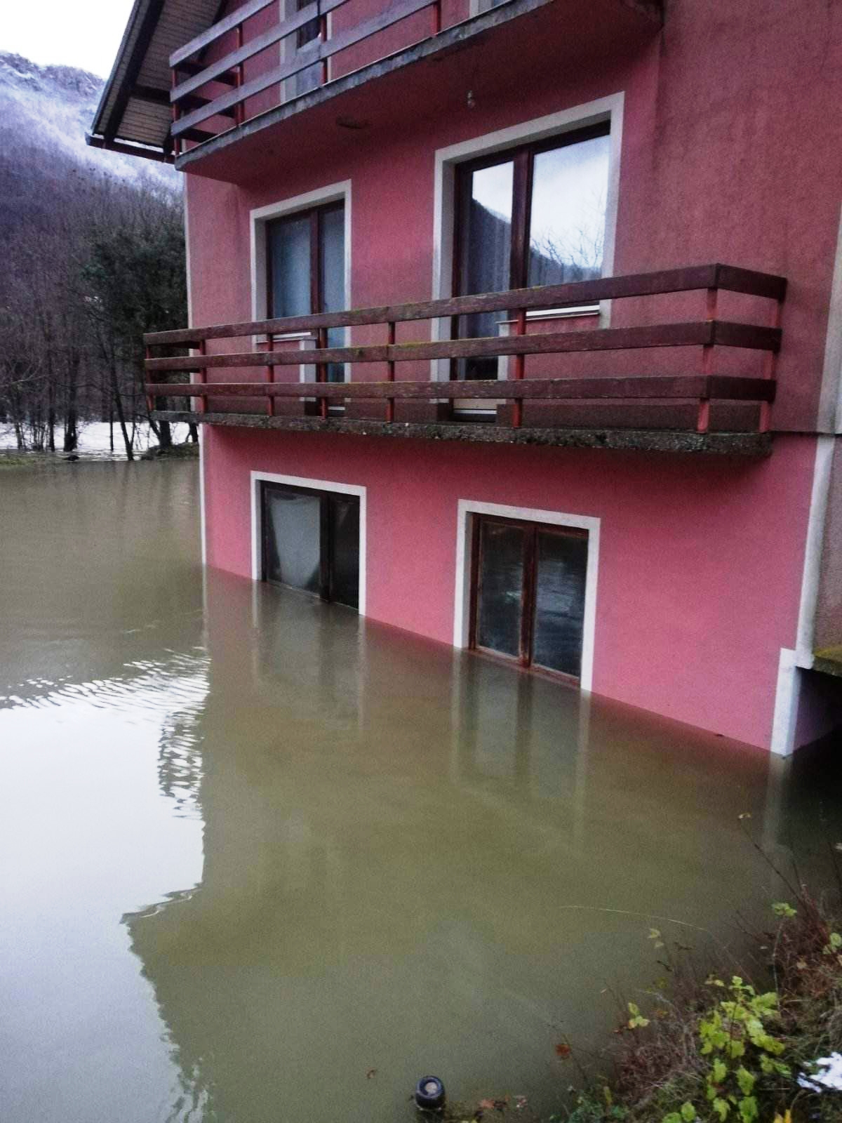 Povratničkoj porodici poplavljena kuća