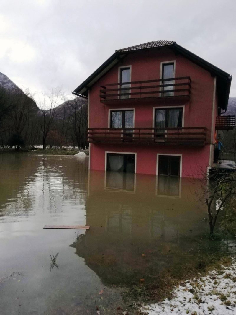 Povratničkoj porodici poplavljena kuća