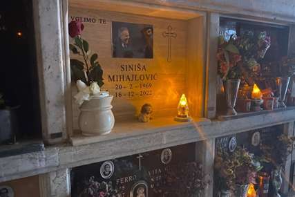 OVDJE JE SAHRANJEN MIHAJLOVIĆ Plišani medo, ruže i poruka na srpskom za legendu