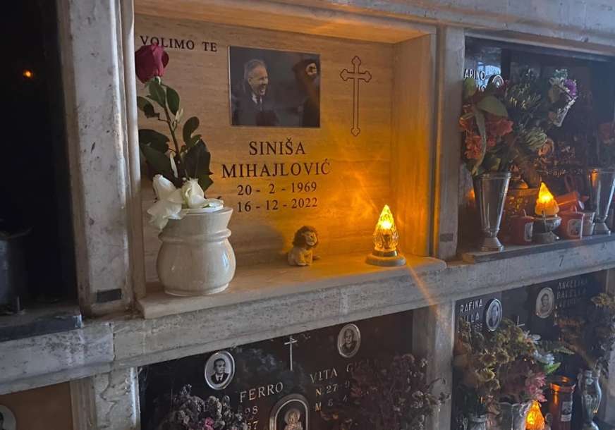 OVDJE JE SAHRANJEN MIHAJLOVIĆ Plišani medo, ruže i poruka na srpskom za legendu