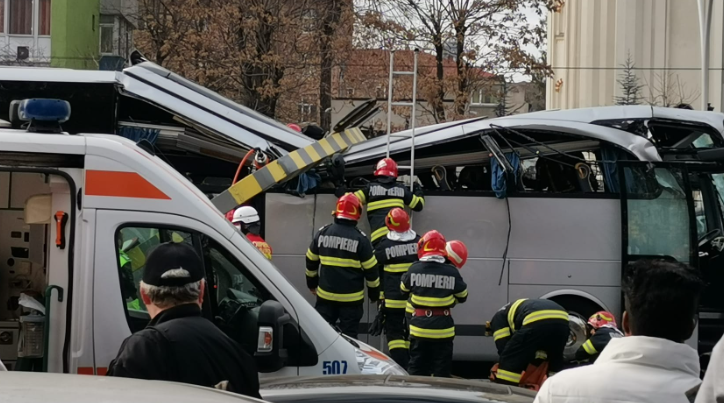 Stravična nesreća u Rumuniji: Autobus pun turista udario u stub, ima mrtvih (FOTO)