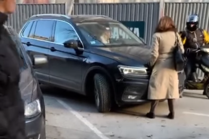 BORBA ZA PARKING MJESTO Žena se gotovo bacila na automobil i ne želi da se pomjeri (VIDEO)