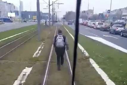 Šta radi ovaj čovjek:  Opušteno šeta šinama, dok su vozač tramvaja i putnici čupaju kosu (VIDEO)