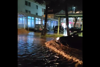 OBILNE PADAVINE U GACKU Glavna saobraćajnica pod vodom (VIDEO)