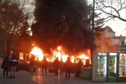 Velikom plamenu prethodila eksplozija: Zapalio se gradski autobus, vatrogasci se bore sa vatrom (VIDEO, FOTO)