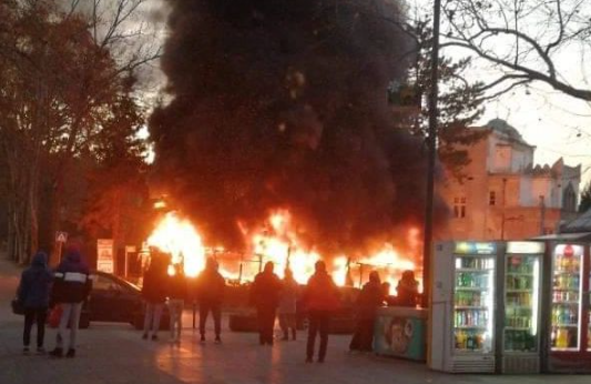 Velikom plamenu prethodila eksplozija: Zapalio se gradski autobus, vatrogasci se bore sa vatrom (VIDEO, FOTO)