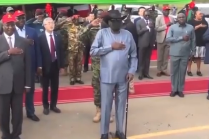 Incident izazvao mnoge debate: Snimak predsjednika Južnog Sudana koji se pomokrio kruži internetom (VIDEO)