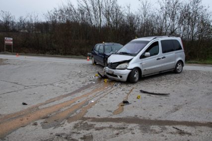 POVRIJEĐENE 4 OSOBE Saobraćajna nesreća na putu Prijedor-Banjaluka (FOTO)