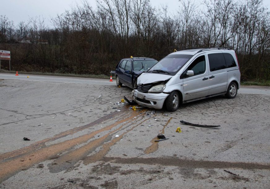 POVRIJEĐENE 4 OSOBE Saobraćajna nesreća na putu Prijedor-Banjaluka (FOTO)