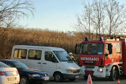 POGINULE 2 OSOBE Sportski avion pao kod Prijedora, policija na mjestu nesreće