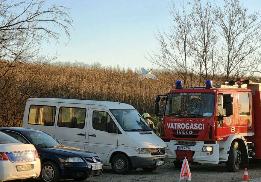 POGINULE 2 OSOBE Sportski avion pao kod Prijedora, policija na mjestu nesreće