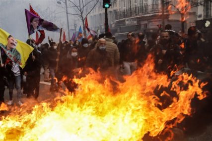 Pariz u plamenu, prizori su dramatični: Kurdi izašli na ulice poslije jezivog zločina, lete kamenice i suzavac (VIDEO)