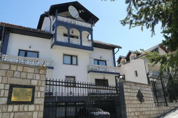 "Što prije pronaći krivca" Ruska ambasada u BiH osudila napade na Sabornu crkvu u Mostaru (FOTO)
