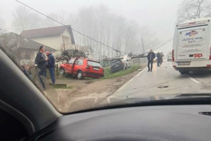 Automobili završili u kanalu: Saobraćajka na putu Bijeljina - Brčko, u nesreći učestvovala 2 vozila