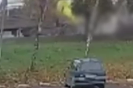 JEZIVA NESREĆA Starcu (82) pozlilo tokom vožnje pa podletio pod kamion (VIDEO)