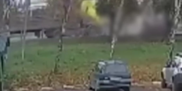 JEZIVA NESREĆA Starcu (82) pozlilo tokom vožnje pa podletio pod kamion (VIDEO)