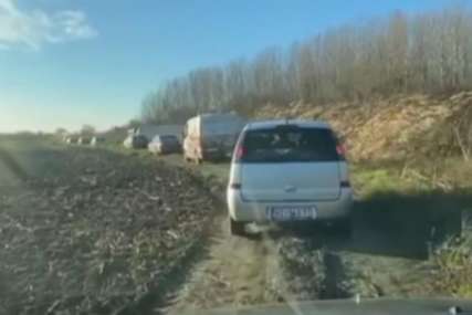 "Kroz šljivike i livade" Prevrnuo se šleper i blokirao put, a kolona vozača zapucala kroz njive (VIDEO)