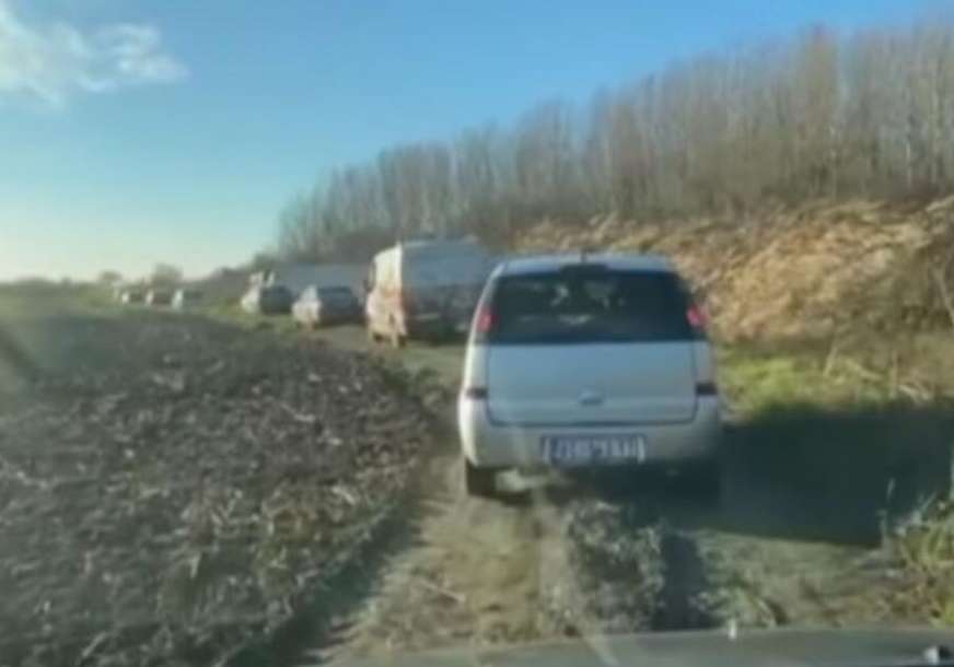 "Kroz šljivike i livade" Prevrnuo se šleper i blokirao put, a kolona vozača zapucala kroz njive (VIDEO)