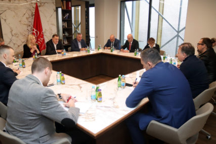 Dodik nakon sastanka poručio: SNSD, HDZ BiH i "osmorka" imaju kapacitet da formiraju vlast na nivou BiH (FOTO)