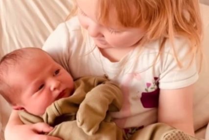 RASTOPILA SE OD SREĆE Snimak susreta djevojčice s tek rođenim bratom nikoga ne ostavlja ravnodušnim (VIDEO)