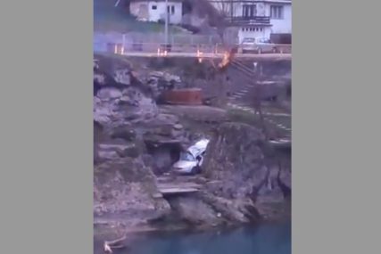 "Ford" sletio među stijene: Saobraćajna nesreća u Banjaluci (VIDEO)