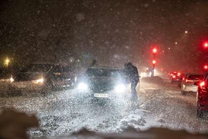 HAOS U AMERICI Snježna oluja do sad odnijela 12 života, oko 1,5 miliona ljudi bez struje (VIDEO)