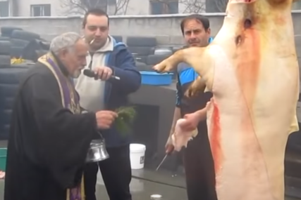 Snimak izazvao buru komentara: Sveštenik blagosilja svinjokolj na autopraonici (VIDEO)