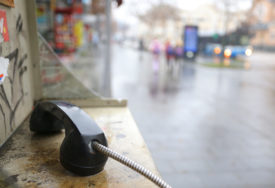 (FOTO) SIMBOL JEDNOG VREMENA Znate li gdje se danas nalaze posljednje telefonske govornice u Banjaluci