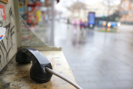 (FOTO) SIMBOL JEDNOG VREMENA Znate li gdje se danas nalaze posljednje telefonske govornice u Banjaluci