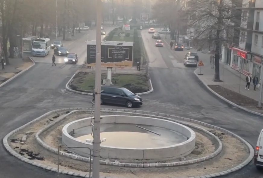 Ne znaju šta ih je snašlo: Novi kružni tok u Tesliću zbunio vozače (VIDEO)