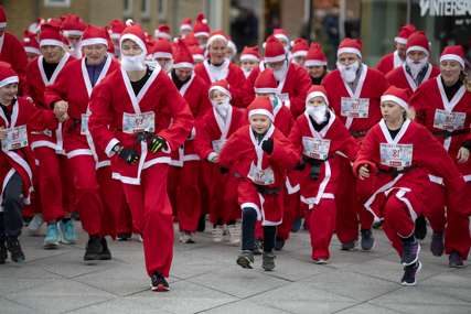 IMALI SAMO JEDAN USLOV Više od 1.000 Djeda Mrazova učestvovalo u trci