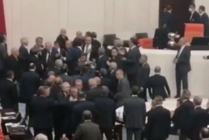 TUČA U TURSKOM PARLAMENTU Poslanik završio na intenzivnoj njezi zbog udarca u glavu (VIDEO)