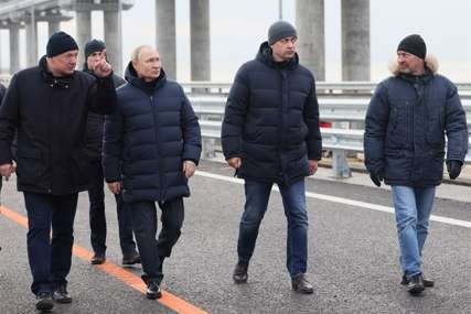 Za volanom "mercedesa": Putin se provozao preko Krimskog mosta (VIDEO)