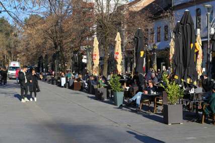 Zima, a proljeće: Sunce i toplota napunili ulice i bašte lokala (FOTO)