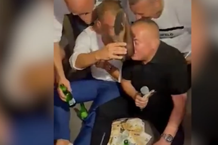 "UZEO SAM 8.000 EVRA" Snimak na kom Đani pije piće iz NOŠENIH CIPELA šokirao javnost (VIDEO)
