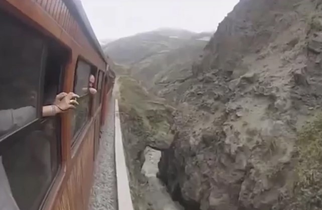 "Ovo je Đavolji nos" Milioni ljudi posjećuju najopasniju prugu na svijetu (VIDEO)