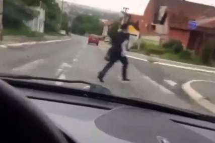 Za dlaku izbjegnuta tragedija: Žena prelazi pješački i tu počinje njena borba za život, KO JE OVDJE KRIV (VIDEO)