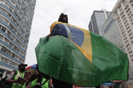 Žena nosi zastavu Brazila