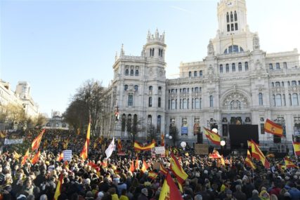 Traže ostavku Sančeza: Hiljade ljudi protestovalo u Madridu