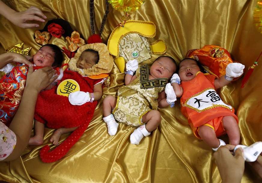 Četiri kineske bebe leže