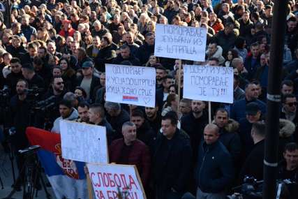 "Kurti, djecu ti nećemo oprostiti" Srbi protestuju u centru Štrpca zbog pokušaja ubistva dječaka i prebijanja mladića (FOTO)