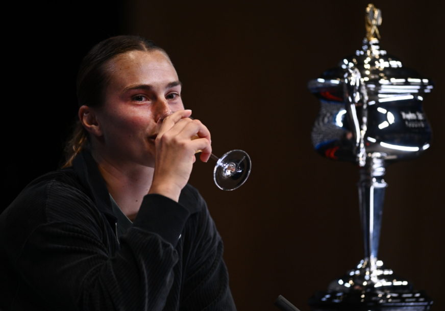 Arina Sabalenka pije šampanjac na konferenciji za medije na Australijan openu
