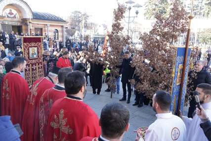 Okupio se veliki broj građana: Badnjak stigao ispred Hrama Hrista Spasitelja (FOTO, VIDEO)