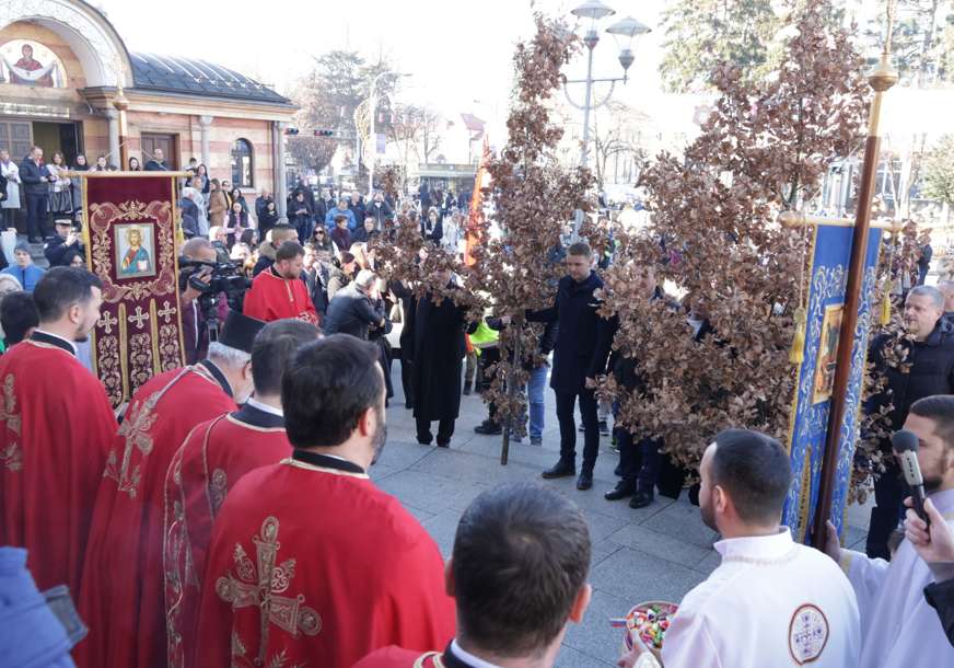 Okupio se veliki broj građana: Badnjak stigao ispred Hrama Hrista Spasitelja (FOTO, VIDEO)