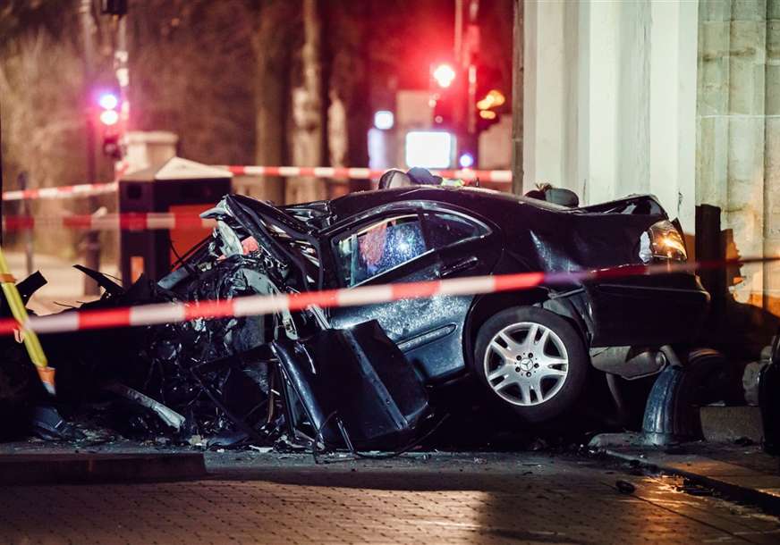 Poginuo na mjestu nesreće: Zabio se u najpoznatiji berlinski spomenik (FOTO)