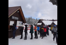 Snijeg donio radost: Skijališta na Blidinju puna Hercegovaca i Dalmatinaca, skijaši u redovima čekaju kartu za žičaru (FOTO)