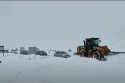 Izvlačenje vozila iz snježnih nanosa kod Blidinja