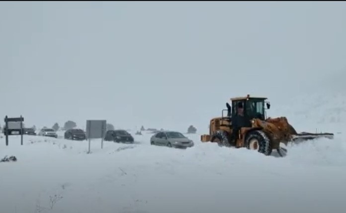 Izvlačenje vozila iz snježnih nanosa kod Blidinja