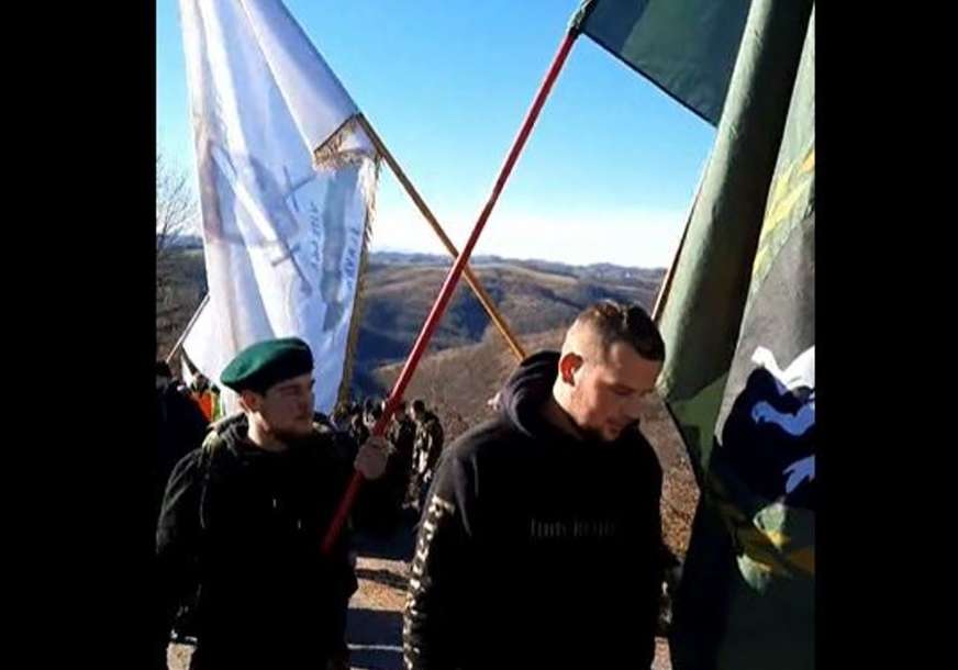 Ponovo se čuli RATNI POKLIČI "Alahu ekber": I ove godine marš u Bužimu uz uniforme i ratne zastave (VIDEO)